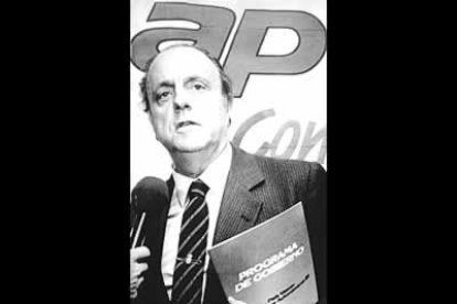 En la carrera hacia las elecciones de 1977, varios dirigentes conservadores decidieron juntar sus propios partidos en una gran coalición de derechas. Así nacía Alianza Popular.