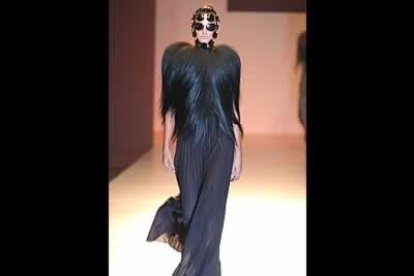 Falda plisada en seda negra con cuerpo de pelo largo e incursión de lentes alrededor de la montura de gafas