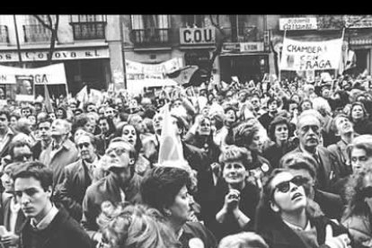 Siendo líder de la oposición, Fraga intentar proseguir con su ascenso electoral en 1986, pero los socialistas vuelven a ganar y el respaldo de los votantes de AP parece estar estancado. Así, el «león de Vilalba», a pesar de contar con fieles seguidores, deja su cargo.