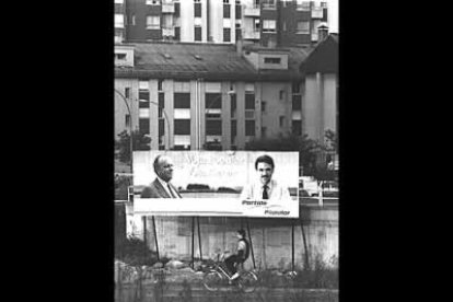 En 1989 tiene lugar el «Congreso de la refundación», en el que el partido pasa a llamarse Partido Popular y José María Aznar es el nuevo líder.