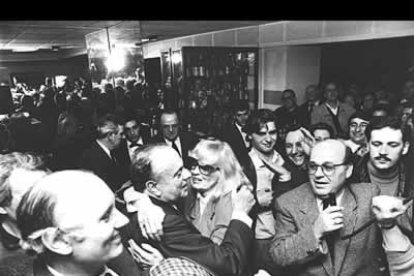 El primer gran triunfo de la nueva era del partido se produce en Galicia, donde Fraga consigue la mayoría absoluta. A nivel nacional, el PP consigue un importante aumento de votos en las elecciones de 1993, aunque sigue gobernando el PSOE.