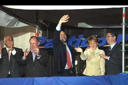 A las elecciones del 2000, el PP llega con una imagen renovada y más moderna. Se presentan a sí mismos como el «centro reformista» y tras, obtener una mayoría absoluta, no necesitan del voto de otros grupos parlamentarios para gobernar.