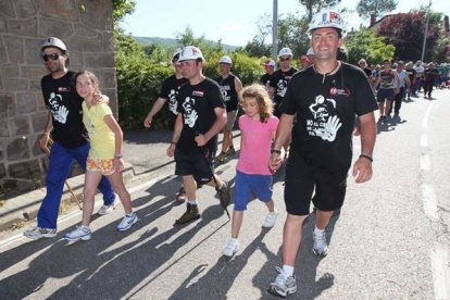 Albano Gonçales y Roberto Fernández, apoyados por sus hijas a su llegada ayer por la tarde a La Magdalena, donde les esperaban las familias. Norberto