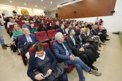 El salón de actos se llenó, entre otros, con los 94 egresados del curso pasado. L. DE LA MATA