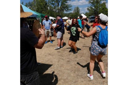 Bailes para celebrar el reencuentro tras dos años. FERNADO OTERO