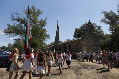 Seguidores de la virgen a las puertas de la ermita. FERNANDO OTERO