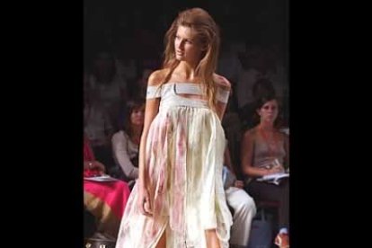 La diseñadora ha optado por trajes llenos de asimetrías y peinados cargados de laca.