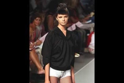 Dentro de los diseñadores del colectivo Espai Gaudí, Txell Miras ha optado por la sobriedad de los colores, en una colección en blanco y negro.