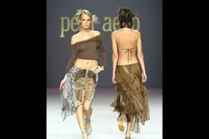<b>Peter Aedo</b> se ha inspirado en México para esta colección en tonos naranjas, ocres y marrones. Faldas vaporosas y tops de pedrería contribuyen a dar una imagen sensual de la mujer.
