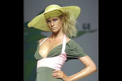 Las diseñadoras vascas apuestan por grandes pamelas para la primavera y el verano próximo. Jota + Ge rememoran los 50 en una colección cargada de nostalgia.