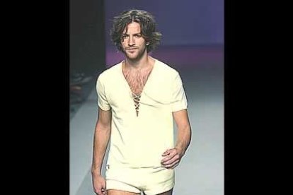 Colores como el amarillo pálido, blanco, crudo... y tejidos de algodón, gasas y elásticos, han sido los elegidos por el diseñador para su colección primavera-verano.