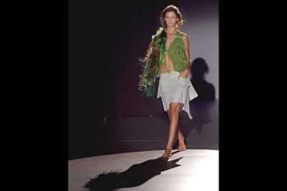 Líneas abstractas y sedas muy frescas para la temporada estival, es la propuesta de la diseñadora Marta Teran en la pasarela Gaudí.