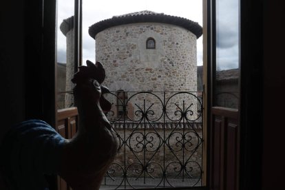 La feria se desarrolla en el
pabellón deportivo de La
Vecilla y ofrece talleres de
montaje de moscas y todo
tipo de productos para
confeccionarlas, empezando
por las afamadas plumas
de los gallos de la zona. RAMIRO