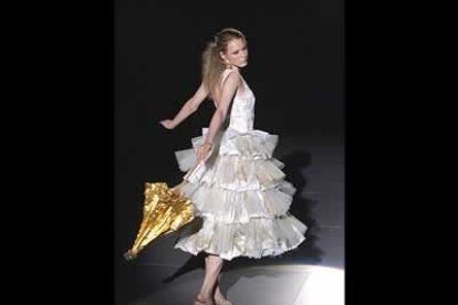 Fiel a su estilo arriesgado, Nekane Le Frik propone a una mujer que combina romanticismo con dosis de sex-appeal para esta primavera-verano 2003.