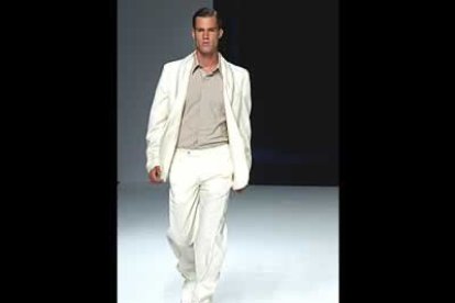 Corte clásico y líneas cómodas para el hombre propuesto por Dirk Schönberger , en la presentación de la colección de esta primavera-verano 2003-2004.