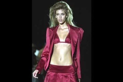 Tops mínimos y faldas muy cortas, como las que se presentan en este atípico traje de chaqueta, fueron las protagonistas.