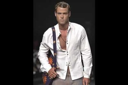 Sencillez. Con este adjetivo se podría definir la colección de Muhr, en la que han primado las líneas rectas y ceñidas al cuerpo y los pantalones con la cintura caída.