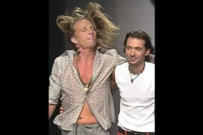 Como si fuese una de las más importantes top-models, Pocholo paseó por la pasarela del brazo del diseñador Konrad Muhr al final del desfile.