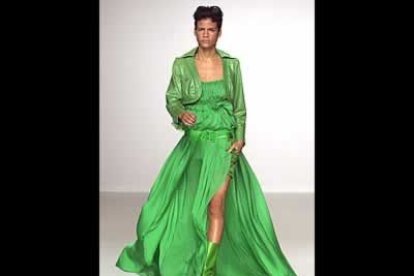 <b>Antonio Miró</b> inauguró la edición 2003 de la pasarela Gaudí con sus propuestas para el próximo verano. El diseñador catalán propone vestidos muy amplios para la noche, en colores muy brillantes.