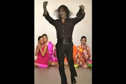 Farruquito dio el toque de alegría y vitalidad en los desfiles. El Príncipe del Flamenco actuó con ropa de Miró.