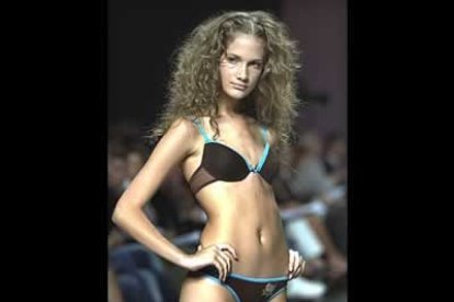 La firma de la diseñadora Totón Comella, TCN, presentó trajes de baño dulces con reminiscencias de los años 60. Su colección se llama Energía Positiva.