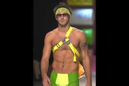 Los diseños de la famosa Agatha Ruiz de la Prada siguen fieles a su estilo. En la foto, un modelo de clara inspiración brasileña para el próximo verano.