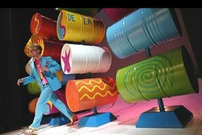 Con el carácter innovador que le caracteriza, el desfile de Agatha Ruiz de la Prada circulaba entre tubos con algunos de sus más conocidos diseños.