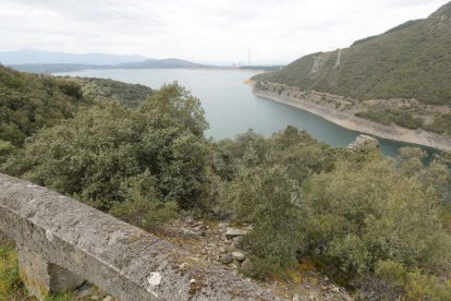 Desde lo alto de la ermita de la Virgen de la Peña se pueden disfrutar de unas impresionantes vistas de la comarca berciana. Otra de las joyas arquitectónicas del municipio es el Monasterio de San Miguel de las Dueñas, del siglo X, que actualmente da morada a las monjas cistercienses de San Bernardo y que cuenta con una impresionante portada románica que da acceso al interior. Las distintas sendas que atraviesan Congosto permiten al visitante adentrase en sus múltiples tesoros naturales.  L. DE LA MATA