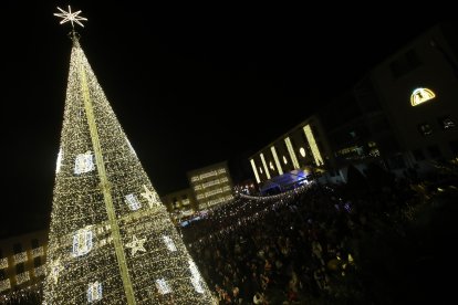 Encendido de la iluminación navideña de Ponferrada. ANA F. BARREDO (7)