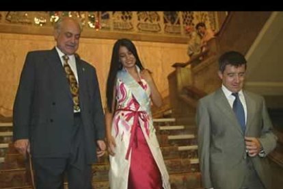 Acompañado por el alcalde de la ciudad, Francisco Fernández, y por la reina de las fiestas de León, Noelia García, Samuel Rubio, abrió oficialmente los diez días de fiesta.