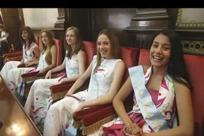 La representante de la belleza y la alegría de las fiestas de San Juan, Noelia, junto a su séquito de damas de honor.