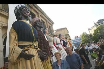 Las figuras con las que se representan los gigantes y los cabezudos son auténticas piezas de museo.