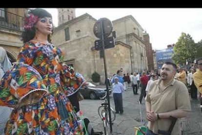 Con su alegría, llenaron de color la plaza de San Marcelo, desde la que se leyó el pregón.