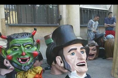 Alguno de los cabezudos que participaron en el desfile.