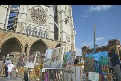Más de un centenar de jóvenes participan en este concurso que llenó de bohemios caballetes la plaza de la catedral.