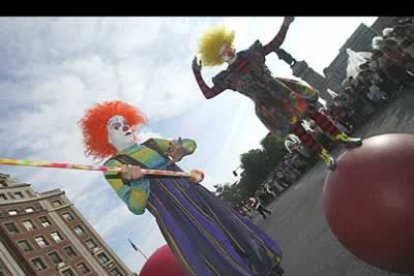 El domingo para tarde la ciudad ya se volcó en la fiesta gracias a la animación de la cabalgata de San Juan y San Pedro, que llenó todo de color y alegría a su paso.