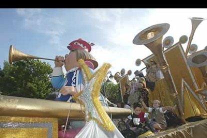 Las carrozas llenaron de caramelos y serpentinas las nutridas calles de León.
