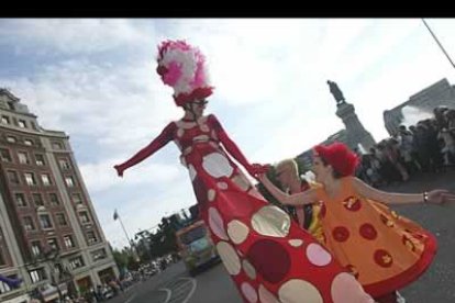 La fantasía transportó a las calles leonesas a personajes traídos de otro mundo, como esta gigantesca dama.