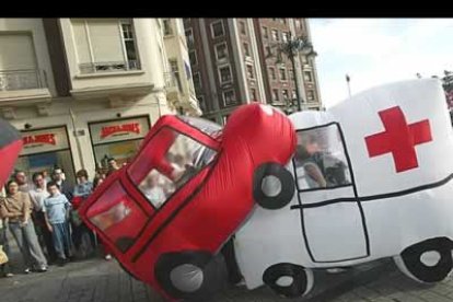 Un gracioso simulacro de accidente, con final feliz, acompañó al cortejo.