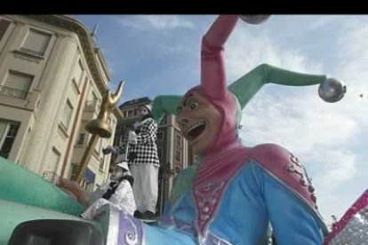 Divertidos payasos, duendes y buzones no pararon de hacer reir a los niños.