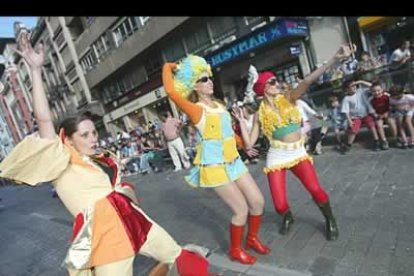 Las bailarinas no pararon de mover el cuerpo al son de la música que sonaba.