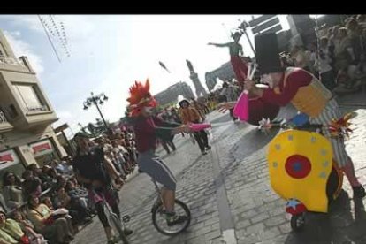 Los equilibristas, saltimbanquis y payasos desmostraron durante todo el trayecto su habilidad.
