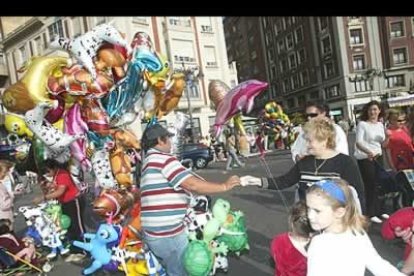 Pocos niños pueden resistirse a comprar alguno de los divertidos globos que se venden en estos días de fiesta.