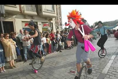 El lunes 28 de junio, después de los fuegos artificiales, tiene lugar la otra cabalgata de las fiestas.