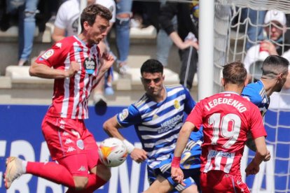En el primer minuto el árbitro pitó penalti por mano de Pascanu, pero el VAR le desdijo. L. DE LA MATA