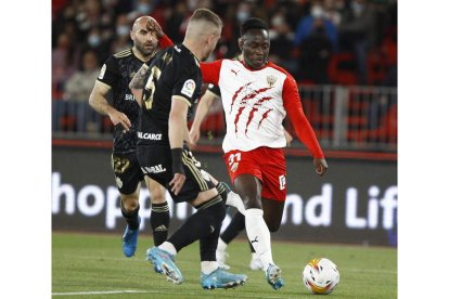 Appiah dio muchos problemas a la defensa en el primer tiempo. A. SILES