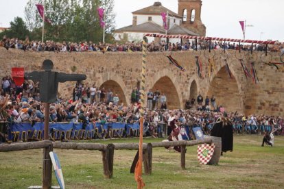 Hospital de Órbigo (León) regresa a la Edad Media para recrear las Justas del Passo Honroso. J. NOTARIO