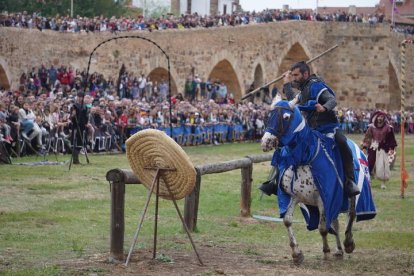 Hospital de Órbigo (León) regresa a la Edad Media para recrear las Justas del Passo Honroso. J. NOTARIO
