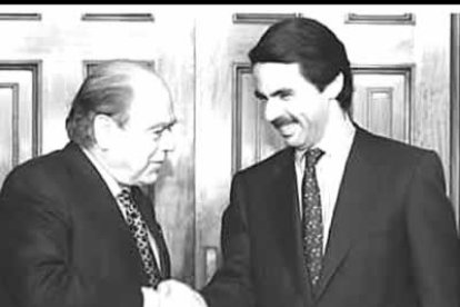 CiU ha sido una formación clave en la gobernabilidad de España. primero con el PSOE y depués con el PP , que en 1996 consiguió gobernar a pesar de su corta victoria.