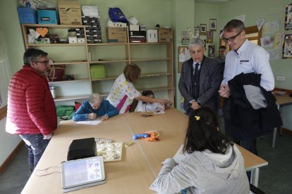 Pedro Barrio, Eduardo Diego y Juan Orozco con usuarios. FERNANDO OTERO